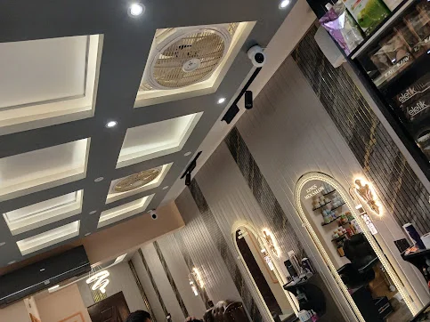Inside Kings Men Salon