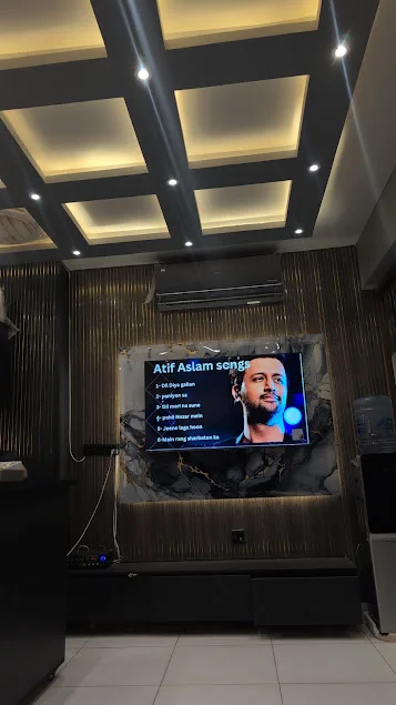 Lounge with TV at Kings Men Salon